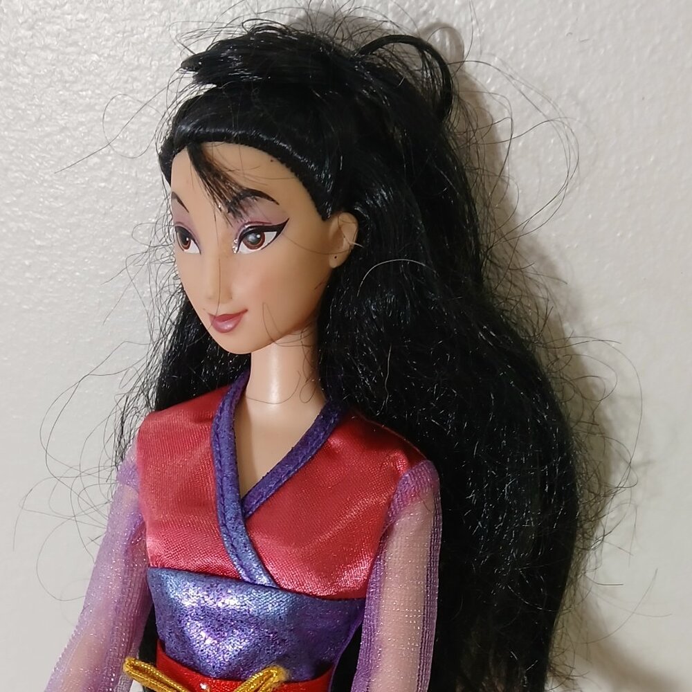 Disney Mulan doll with sword and dagger - Picture 4 of 4